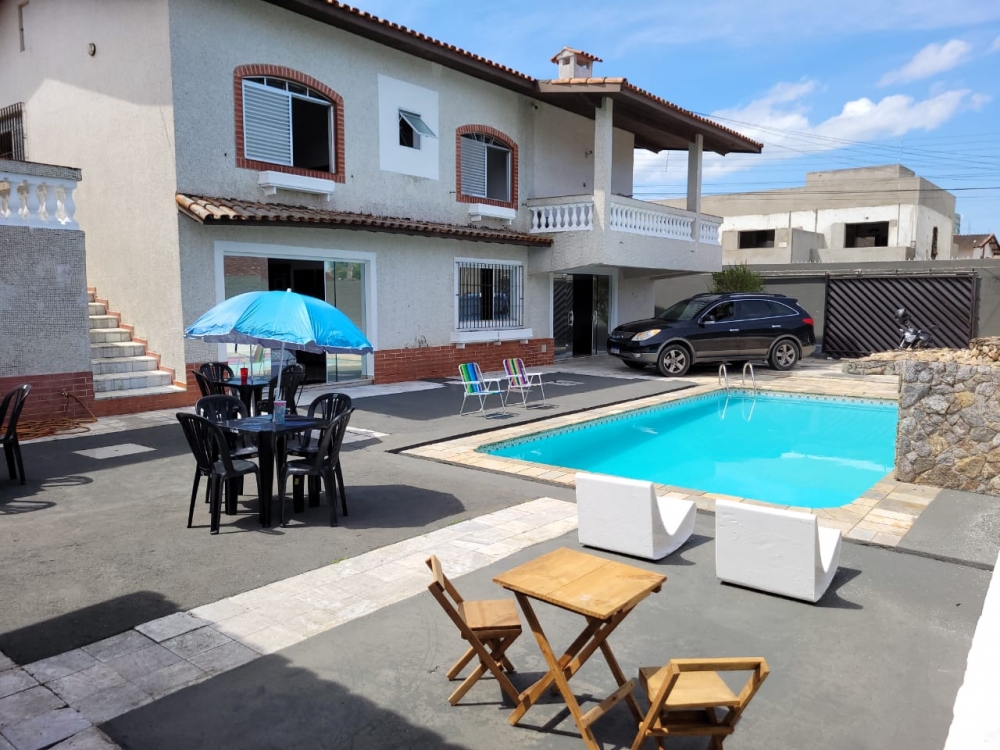VENDO CASA COM PISCINA NO CENT